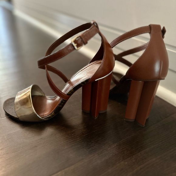 Louis Vuitton two tone heel. - Picture 2 of 3